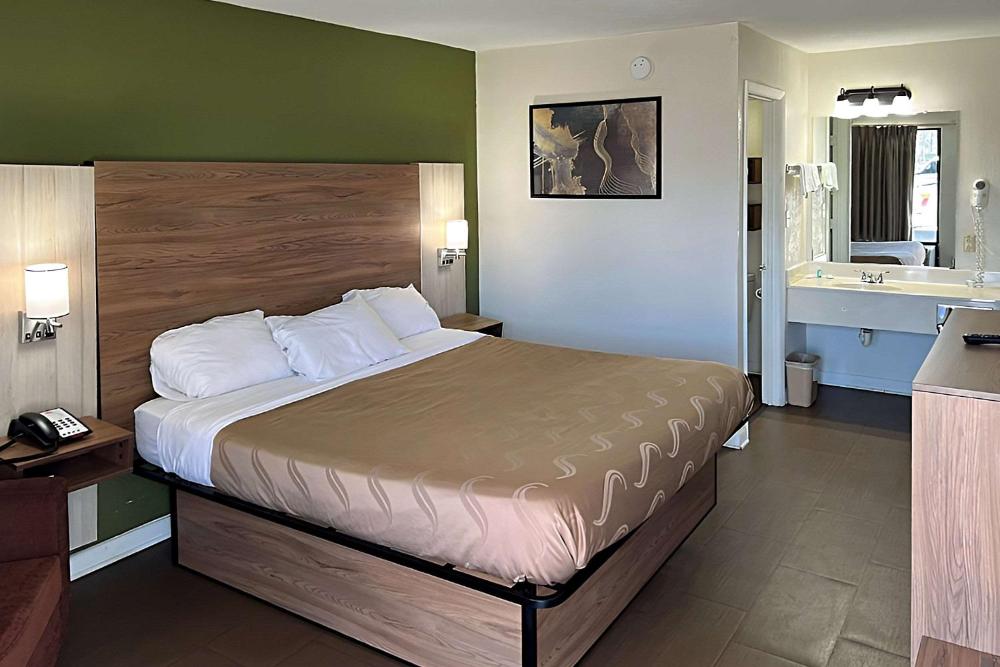 King Room - Non-Smoking interior